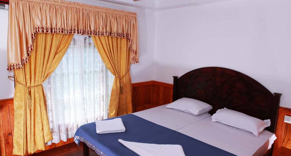 Saffron Houseboat, Alleppey 5